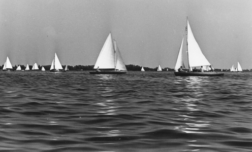 841836 Afbeelding van zeilboten op de Loosdrechtse Plassen bij Oud-Loosdrecht.